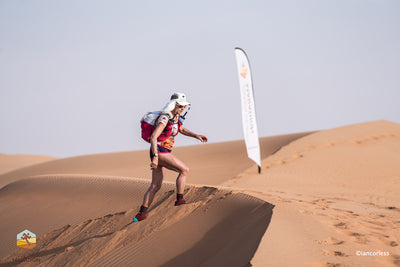 ¿Cómo preparar y organizar la mochila para una carrera en el desierto? Nuestra guía completa